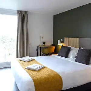 In 13 Hotel Paris